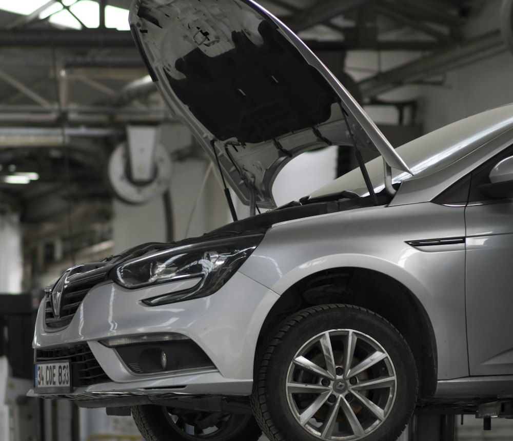 Светлый цех автосервиса с автомобилями на постах